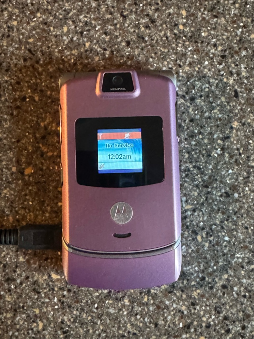 Motorola Razr Flip Phone with Charger!!Pink Verizon Works! Nostalgic Aesthetic - Picture 7 of 10